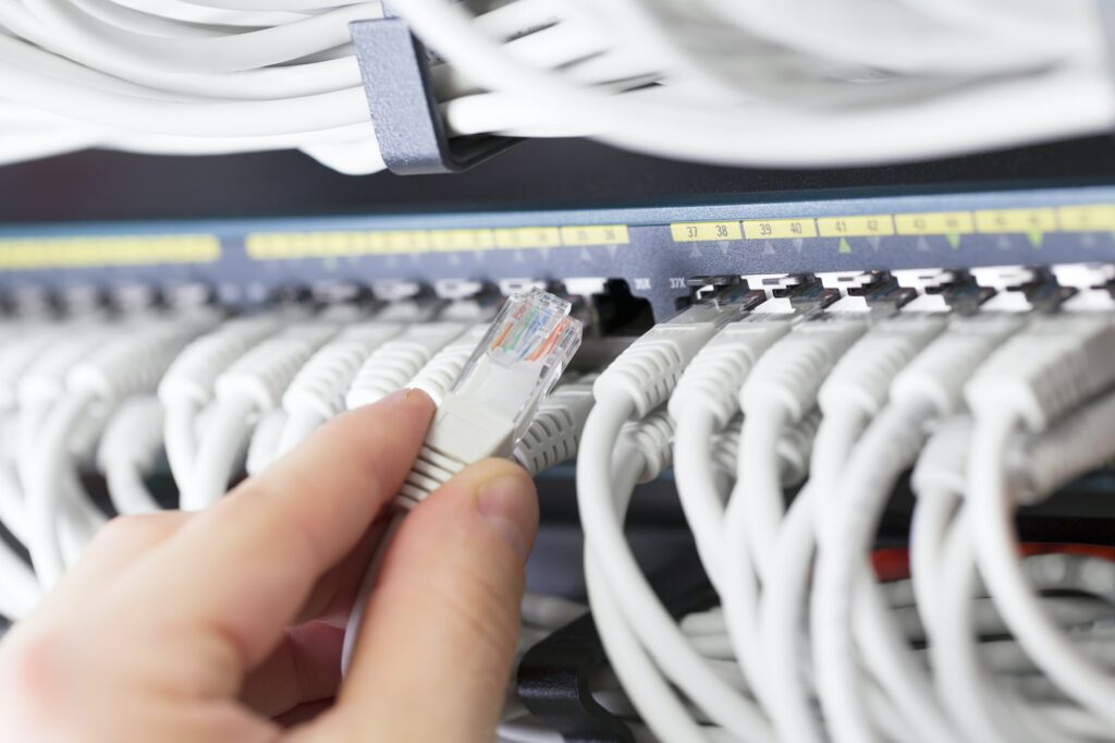 It consultant connect network cable